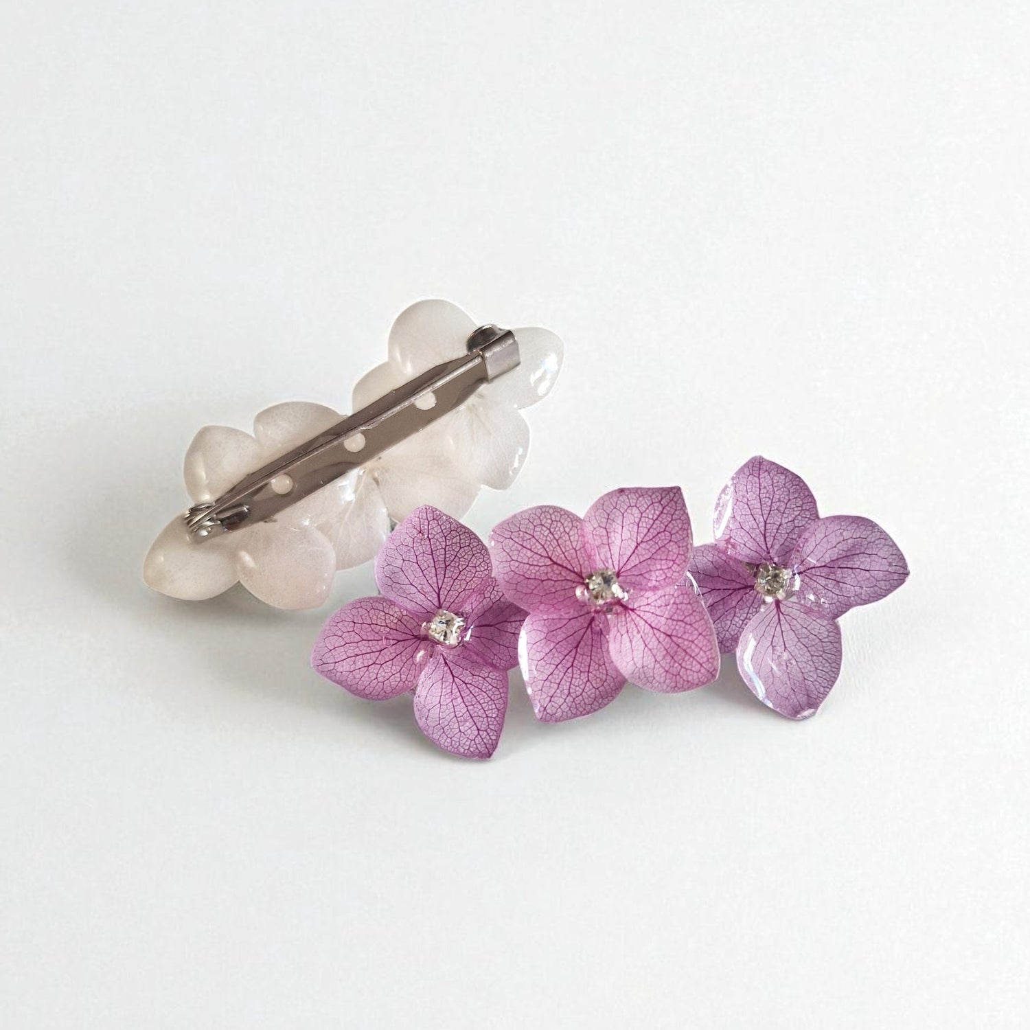 ein ring aus silber mit keltischem muster und schneckenhaus anstelle eines steines